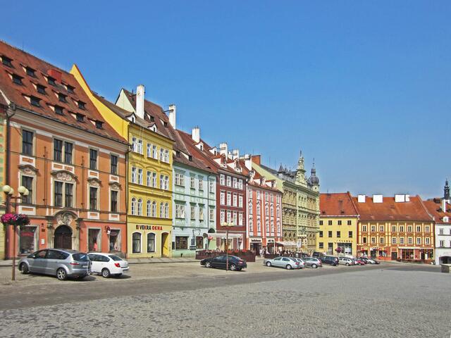 Marktplatz von Cheb (13. Jhdt.).
Grüner-Haus.
Es gehörte der Familie Wrendls. 
Der Magistralrat Grüner bewohnte das Haus 
Anfang des 19. Jhdt. 
Johann Wolfgang von Goethe war hier häufig zu Gast.