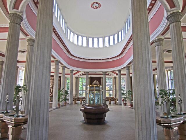 14.07.2013 
Františkovy Lázně - Franzensbad - Tschechische Republik.                                                                       Trinkhalle der Glauberquellen (1930)
Kirchquelle, Glauber III und Glauber IV.