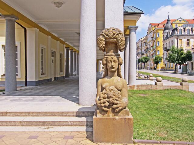 14.07.2013 
Františkovy Lázně - Franzensbad - Tschechische Republik.                                                                                  Neue Kolonnade mit Gasbad, (1912).
Kolonnade mit toskanischen Säulen                                   und zwei Sphinxe.