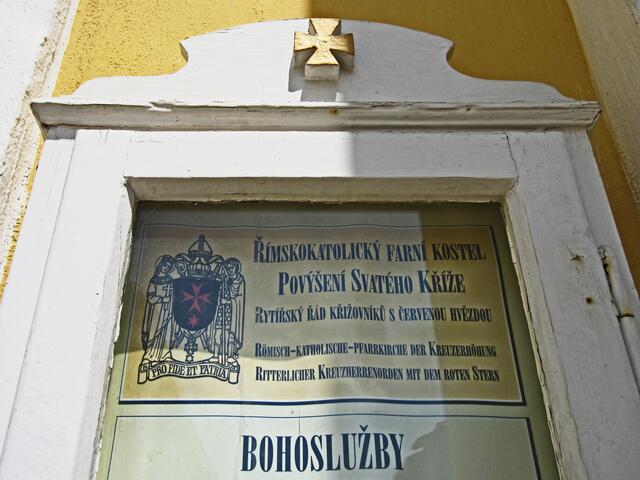 14.07.2013 
Františkovy Lázně - Franzensbad - Tschechische Republik.                                                                              Die katholische Kreuzerhöhungskirche, (1812-1819). 
Vorderfront mit zwei Paaren mächtiger Säulen mit Tympanon. 
Kaiser Franz I. bewilligte 1812 
den Bau einer neuen Kirche in Franzensbad.