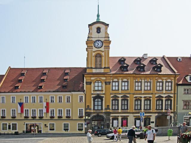 Marktplatz von Cheb (13. Jhdt.).
Die Ostseite des Marktplatzes, 
das historische Rathaus (1723 - 1728)
Giovanni Battista Alliprandi, ital. Architekt.
Seit 1962 Staatsgalerie der bildhaften Kunst.