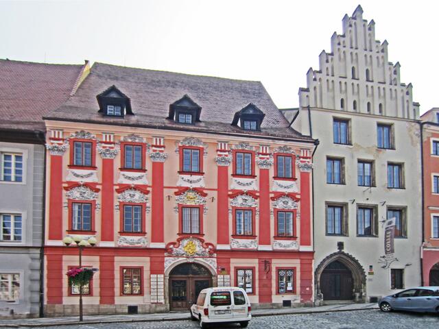 Marktplatz von Cheb (13. Jhdt.).
Schirdinger-Haus, 15. Jhdt. 
Patrizierhaus (Gotik)                                                                  mit dem stufenartigen hohen Giebel.