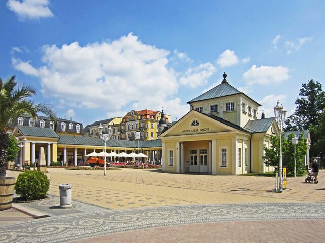 14.07.2013 
Františkovy Lázně - Franzensbad - Tschechische Republik.                                                                                  Neue Kolonnade mit Gasbad, (1912).
Kolonnade mit toskanischen Säulen                                   und zwei Sphinxe.