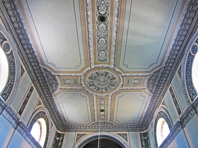 14.07.2013 
Františkovy Lázně - Franzensbad - Tschechische Republik.                                                                              Die katholische Kreuzerhöhungskirche, (1812-1819). 
Vorderfront mit zwei Paaren mächtiger Säulen mit Tympanon. 
Kaiser Franz I. bewilligte 1812 
den Bau einer neuen Kirche in Franzensbad.