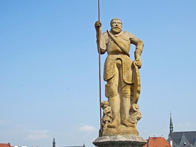 Marktplatz von Cheb (13. Jhdt.).
Roland-Brunnen (1591).
Die Bürger von Cheb nennen ihn "Wastl".