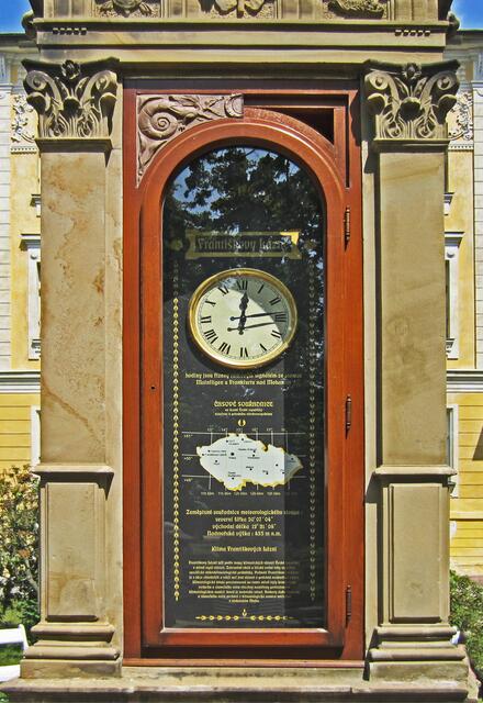 14.07.2013 
Františkovy Lázně - Franzensbad - Tschechische Republik.                                                                Wettersäule, Franzensbad.
Die Wettersäule (meteorologische Säule) 
seit 1882 in Franzensbad.