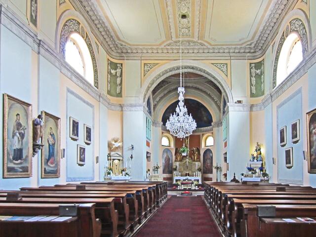 14.07.2013 
Františkovy Lázně - Franzensbad - Tschechische Republik.                                                                              Die katholische Kreuzerhöhungskirche, (1812-1819). 
Vorderfront mit zwei Paaren mächtiger Säulen mit Tympanon. 
Kaiser Franz I. bewilligte 1812 
den Bau einer neuen Kirche in Franzensbad.