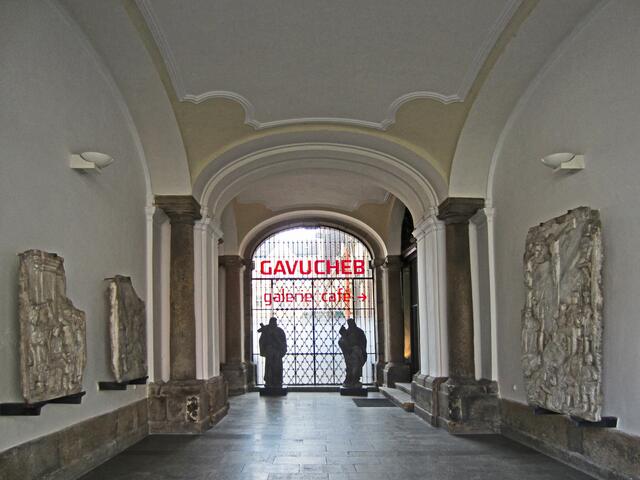 Marktplatz von Cheb (13. Jhdt.).
Die Ostseite des Marktplatzes, 
das historische Rathaus (1723 - 1728)
Giovanni Battista Alliprandi, ital. Architekt.
Seit 1962 Staatsgalerie der bildhaften Kunst.