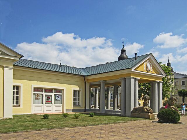 14.07.2013 
Františkovy Lázně - Franzensbad - Tschechische Republik.                                                                                  Neue Kolonnade mit Gasbad, (1912).
Kolonnade mit toskanischen Säulen                                   und zwei Sphinxe.