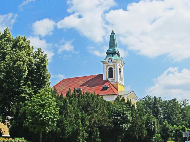 14.07.2013 
Františkovy Lázně - Franzensbad - Tschechische Republik.                                                                              Die katholische Kreuzerhöhungskirche, (1812-1819). 
Vorderfront mit zwei Paaren mächtiger Säulen mit Tympanon. 
Kaiser Franz I. bewilligte 1812 
den Bau einer neuen Kirche in Franzensbad.