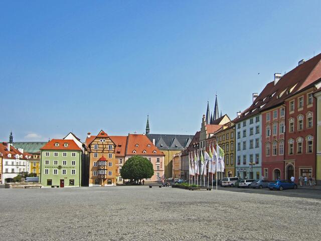 Marktplatz von Cheb (13. Jhdt.).
Das Wahrzeichen des Marktplatzes ist 
das Stöckl von Cheb (Špalíček), 
ein historischer Häuserblock 
von elf ehemalige Krämershäusern 
aus dem 13. Jhdt.