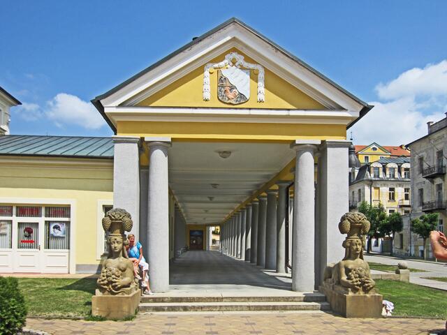 14.07.2013 
Františkovy Lázně - Franzensbad - Tschechische Republik.                                                                                  Neue Kolonnade mit Gasbad, (1912).
Kolonnade mit toskanischen Säulen                                   und zwei Sphinxe.