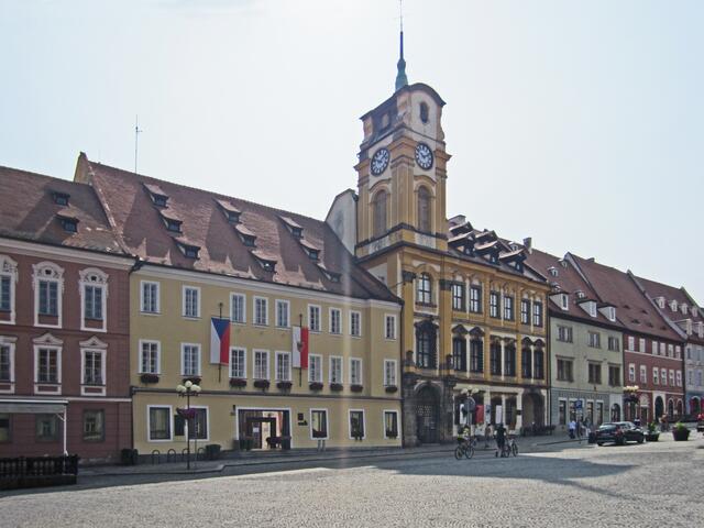Marktplatz von Cheb (13. Jhdt.).
Die Ostseite des Marktplatzes, 
das historische Rathaus (1723 - 1728)
Giovanni Battista Alliprandi, ital. Architekt.
Seit 1962 Staatsgalerie der bildhaften Kunst.