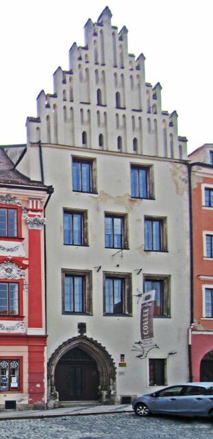 Marktplatz von Cheb (13. Jhdt.).
Schirdinger-Haus, 15. Jhdt. 
Patrizierhaus (Gotik)                                                                  mit dem stufenartigen hohen Giebel.