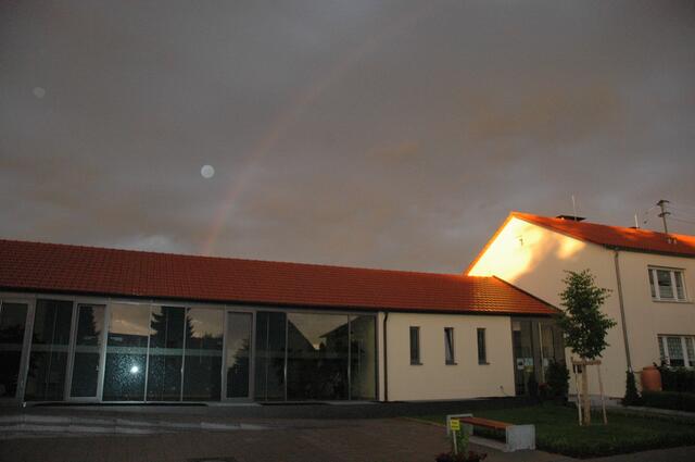 Und der Blitz spiegelt sich im neuen Gemeindehaus.