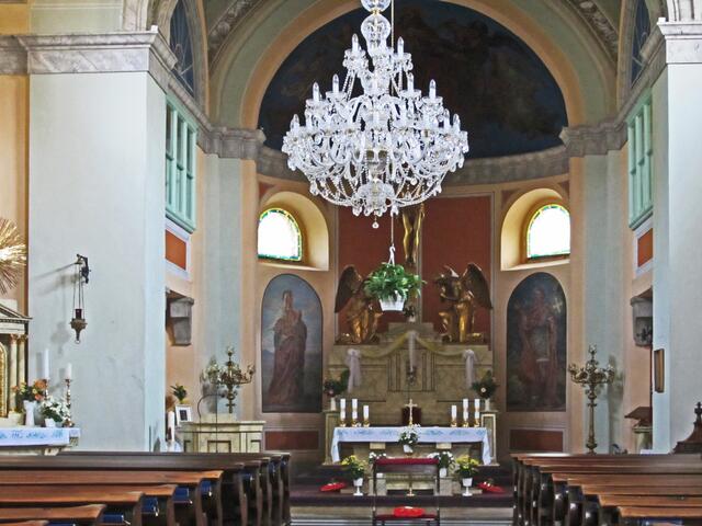 14.07.2013 
Františkovy Lázně - Franzensbad - Tschechische Republik.                                                                              Die katholische Kreuzerhöhungskirche, (1812-1819). 
Vorderfront mit zwei Paaren mächtiger Säulen mit Tympanon. 
Kaiser Franz I. bewilligte 1812 
den Bau einer neuen Kirche in Franzensbad.
