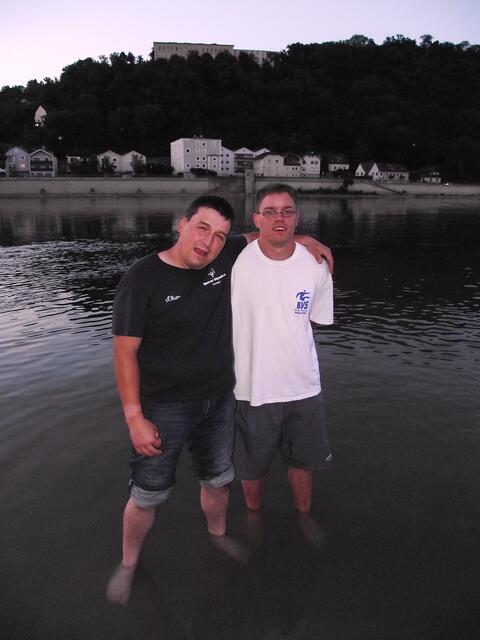 In geringen Dosen das Wasser der Donau in Passau genießen. Special Olympics Passau. Alex Schön und Mickel Schwab (v.l.)