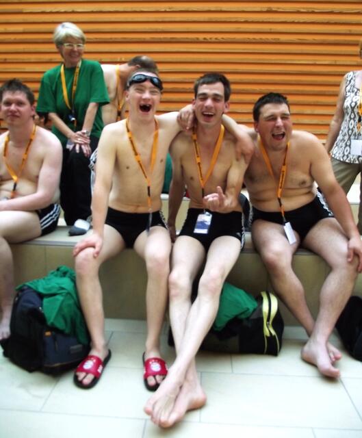 Spaß bei den SG-Handicap Schwimmern: Martin Buck, Betreuerin Elfriede Schuler, Jörg Hillenmeyer, Michael Hach und Alex Schön (v.l.)