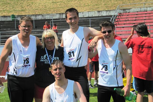 Die erfolgreiche 4x400 Meter Staffel der Leichtathleten des SG-Handicap Nördlingen mit Coach Gudrun Eder: Mickel Schwab, Markus Protte, Daniel Weinert und Florian Sollinger (v.l.)