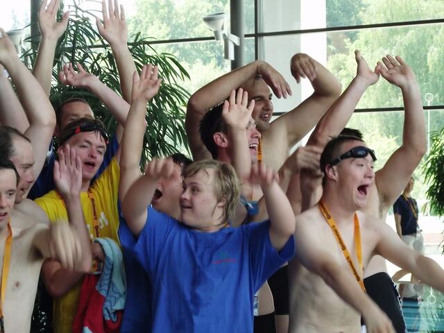 Dabei sein ist alles! - Die Schwimmstaffel der SG-Handicap-Sportler wurde zwar "Letzer", feiert aber trotzdem!