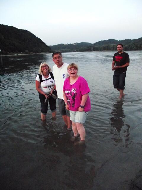 In geringen Dosen das Wasser der Donau genießen. Special Olympics Passau. Coach Gudrun Eder, Mickel Schwab, Celina Witt, Wolfgang Gunzelmann (v.l.)