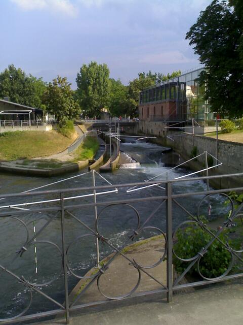 Hildesheim: Wildwasser-Slalomstrecke und nebenläufiger, seit Jahren stillgelegter Wanderfahrer-Bootsgasse! Tourimuswidrige Steuergeldverschwendung! Links daneben die Fischtreppe.