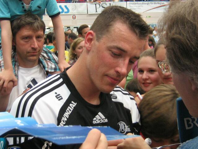Dominik Klein, deutscher Nationalspieler, schreibt geduldig Autogramme