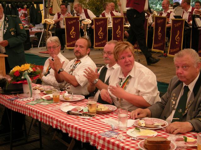 Klatschend, Corps König Björn-Elmer Pritschel und Königin Jutta Werner.