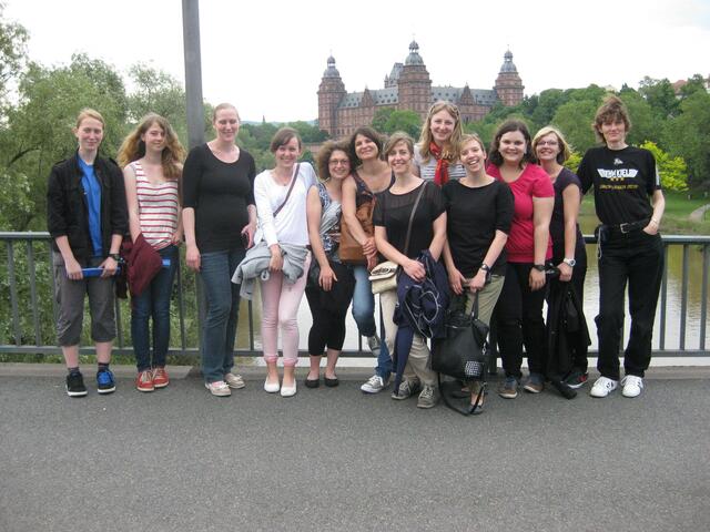 Die Damen und das Schloß Johannisburg am Ufer des Mains