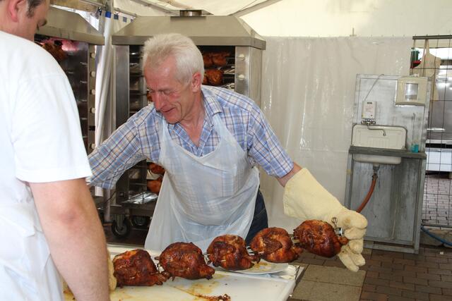 den heißeste Platz des Tages hatte Johann Deisenhofer hatte am Hähnchengrill den heißesten Job am Hendlgrill dort herrschten Temperaturen um die 50 Grad