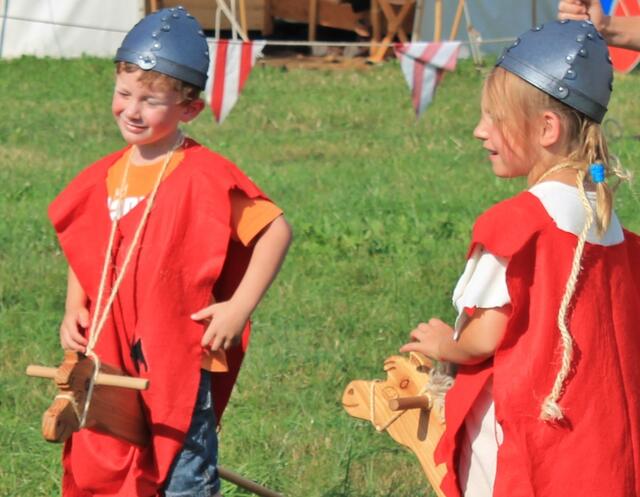 Die jüngsten Ritter und ihre hölzernen Rösser.