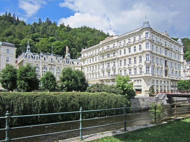 13. Juli 2013 - Rundgang durch Karlovy Vary - Karlsbad.GRANDHOTEL PUPP (1701) 
am Ufer der Teplá.