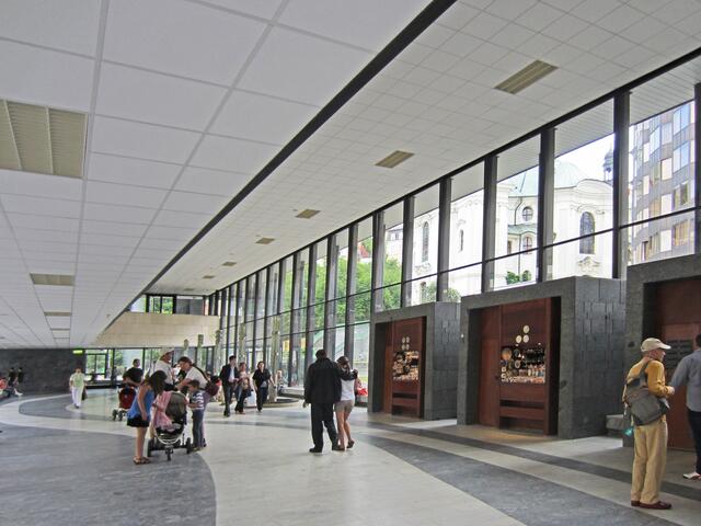 Karlovy Vary - Karlsbad
VŘÍDELNÍ KOLONÁDA
Sprudelkolonnade (1969–1975, Prof. Votruba).
Karlsbad besitzt 12 Quellen.