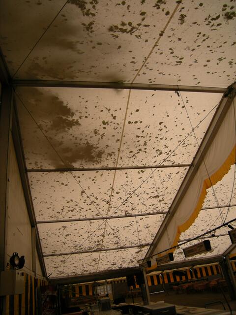 Festzelt nach dem Sturm.