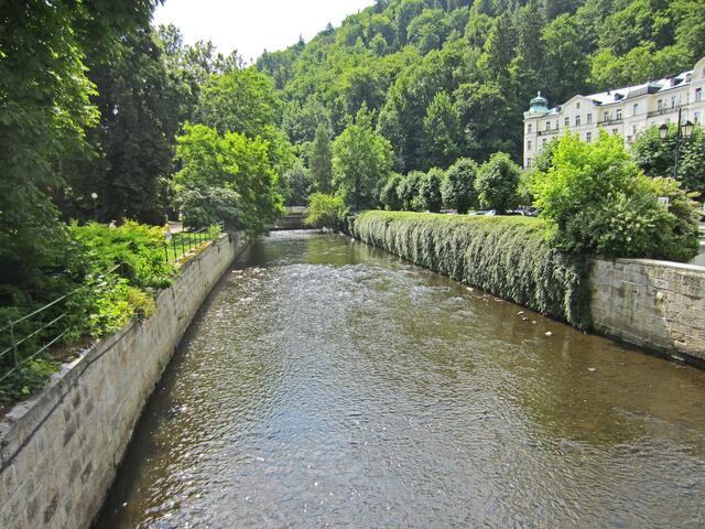 13. Juli 2013 - Rundgang durch Karlovy Vary - Karlsbad.
Karlovy Vary - Karlsbad liegt an der Mündung            der Teplá in die Eger.
Karl IV., böhmischer König und römisch-deutscher Kaiser, erhob die Stadt Vary 1370 zur Königstadt.