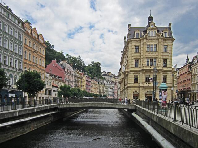 13. Juli 2013 - Rundgang durch Karlovy Vary - Karlsbad.
Karlovy Vary - Karlsbad liegt an der Mündung            der Teplá in die Eger.
Karl IV., böhmischer König und römisch-deutscher Kaiser, erhob die Stadt Vary 1370 zur Königstadt.