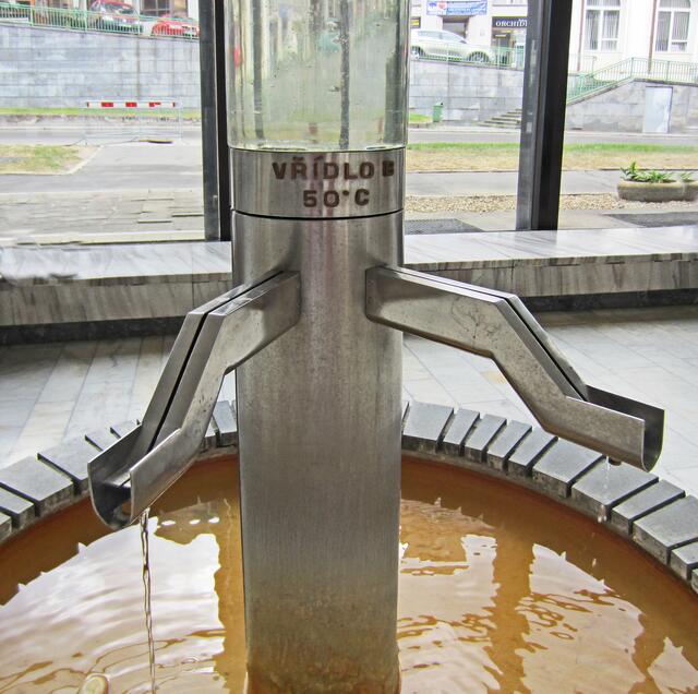 Karlovy Vary - Karlsbad
VŘÍDELNÍ KOLONÁDA
Sprudelkolonnade (1969–1975, Prof. Votruba).
Karlsbad besitzt 12 Quellen.
Vřídlo B - Sprudel.
50°C
