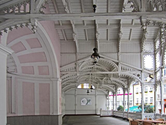 Karlovy Vary - Karlsbad
Marktkolonnade (1883, Fellner & Helmer)
Holzkonstruktion im schweizerischen Stil.