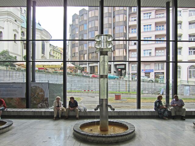 Karlovy Vary - Karlsbad
VŘÍDELNÍ KOLONÁDA
Sprudelkolonnade (1969–1975, Prof. Votruba).
Karlsbad besitzt 12 Quellen.
Vřídlo - Sprudel.