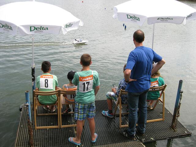 Die Startstelle am Steg mit Sonnenschutz.