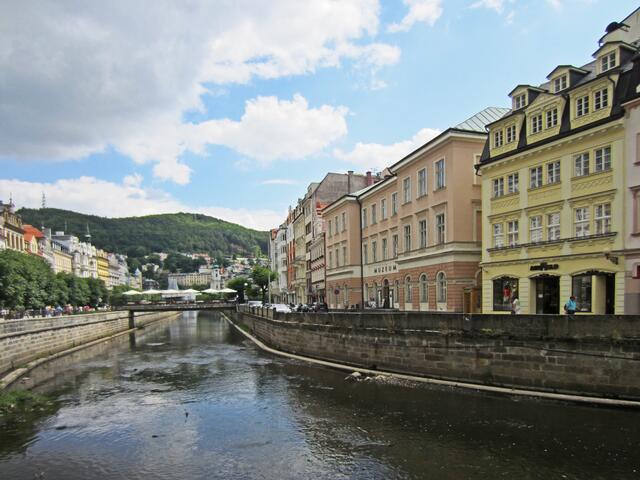 13. Juli 2013 - Rundgang durch Karlovy Vary - Karlsbad.
Karlovy Vary - Karlsbad liegt an der Mündung            der Teplá in die Eger.
Karl IV., böhmischer König und römisch-deutscher Kaiser, erhob die Stadt Vary 1370 zur Königstadt.