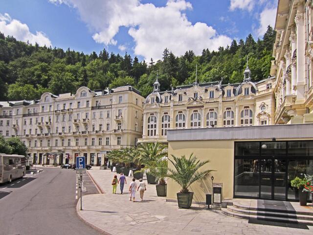 13. Juli 2013 - Rundgang durch Karlovy Vary - Karlsbad.GRANDHOTEL PUPP (1701) 
am Ufer der Teplá.