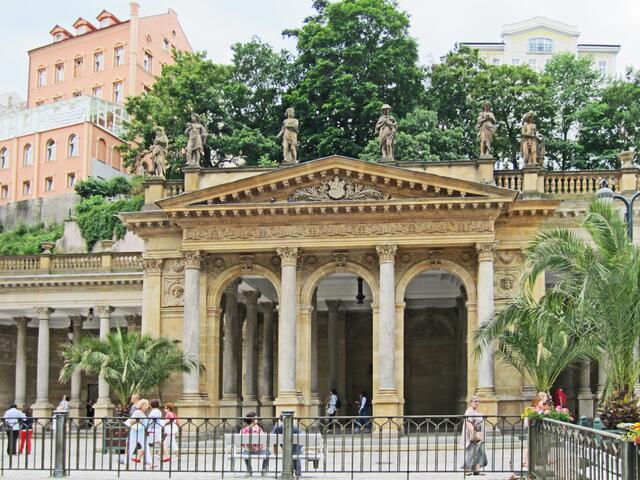 Karlovy Vary - Karlsbad
Die Mühlenkolonnade (1871 - 1881, Josef Zítek)
Quellen:
Rusalka 60°C
Skalní 53°C
Mlýnský 56°C
Libuše 62°C
Fürst Wenzel I (Kníže Václav I 65°C)
Fürsten Wenzel II (Kníže Václav II 58°C).
Die Attika der Kolonnade zieren zwölf Sandsteinstatuen, die einzelnen Monate des Jahres.