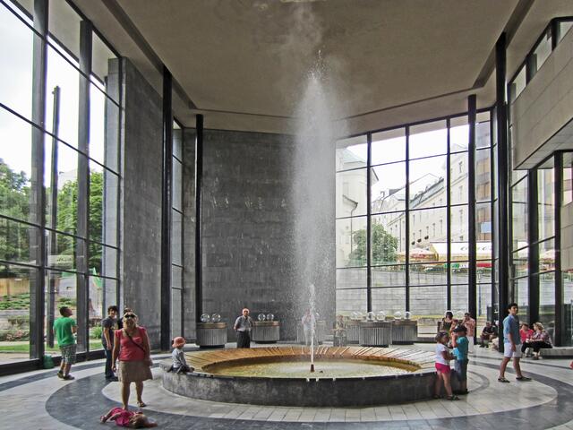 Karlovy Vary - Karlsbad
VŘÍDELNÍ KOLONÁDA
Sprudelkolonnade (1969–1975, Prof. Votruba).
Karlsbad besitzt 12 Quellen.
Die bekannteste und stärkste Quelle heißt:
Vřídlo - Sprudel.
72°C, Höhe 14 m, 
2000 Litern pro Minute.