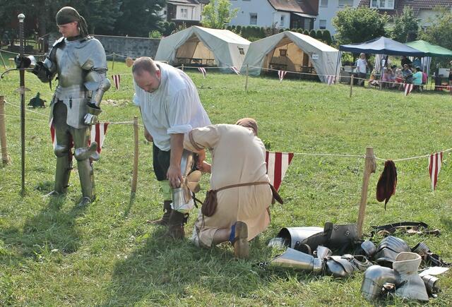 Ein Ritter wird angekleidet.