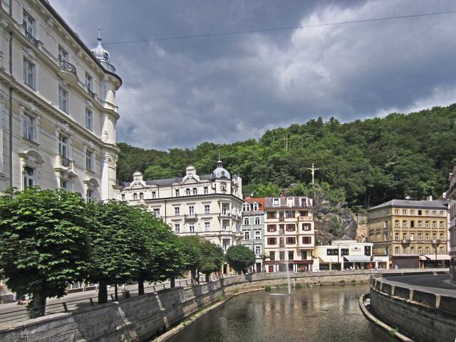 13. Juli 2013 - Rundgang durch Karlovy Vary - Karlsbad.GRANDHOTEL PUPP (1701) 
am Ufer der Teplá.