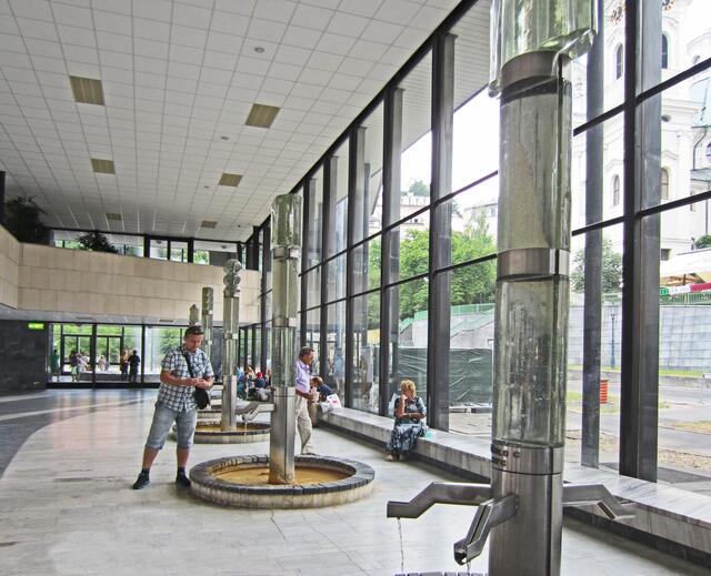 Karlovy Vary - Karlsbad
VŘÍDELNÍ KOLONÁDA
Sprudelkolonnade (1969–1975, Prof. Votruba).
Karlsbad besitzt 12 Quellen.