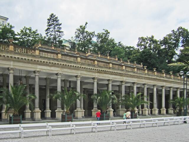 Karlovy Vary - Karlsbad
Die Mühlenkolonnade (1871 - 1881, Josef Zítek)
Quellen:
Rusalka 60°C
Skalní 53°C
Mlýnský 56°C
Libuše 62°C
Fürst Wenzel I (Kníže Václav I 65°C)
Fürsten Wenzel II (Kníže Václav II 58°C).
Die Attika der Kolonnade zieren zwölf Sandsteinstatuen, die einzelnen Monate des Jahres.