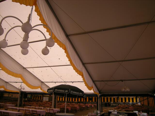 Die rechte Zeltseite war vom Hagel zerrissen.