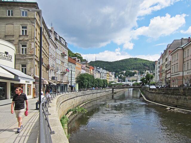 13. Juli 2013 - Rundgang durch Karlovy Vary - Karlsbad.
Karlovy Vary - Karlsbad liegt an der Mündung            der Teplá in die Eger.
Karl IV., böhmischer König und römisch-deutscher Kaiser, erhob die Stadt Vary 1370 zur Königstadt.